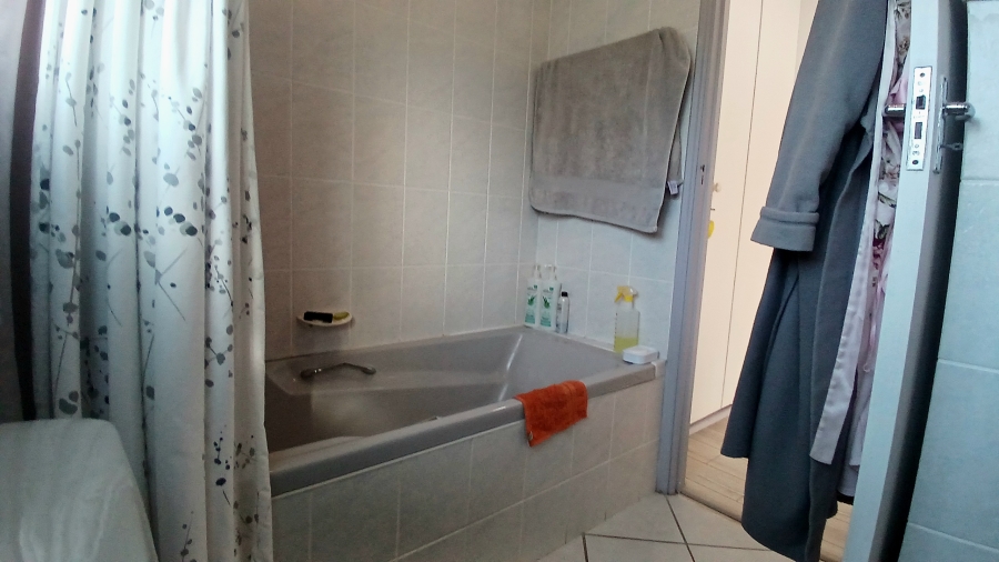 4 Bedroom Property for Sale in Sandbaai Western Cape